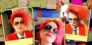 Wing it Bilden föreställen en anslagstavla full av postit-lappar. Över detta är monterade tre polaroid-liknande bilder av skribenten med knallrött hår, röd kavaj och en rosa ögonlins.