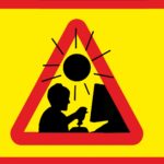 Gå ut i solen för fan! Bilden föreställer en triangulär, rödgul varningsskylt mot en gul bakgrund. På skylten ser man silhuetten av ett barn som spelar datorspel framför en skärm. Ovanför barnet är en svart, stiliserad sol.