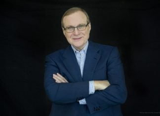Microsofts ene grundare Paul Allen har avlidit Bilden föreställer Paul G Allen. Han står med armarna i kors, klädd i glasögon och en blå kaval med en ljusblå skjorta under.