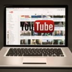Youtube tar bort tusentals verifieringar En laptop med sajten Youtube på skärmen