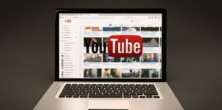 Youtube tar bort tusentals verifieringar En laptop med sajten Youtube på skärmen