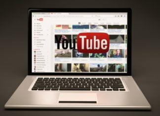 Youtube tar bort tusentals verifieringar En laptop med sajten Youtube på skärmen